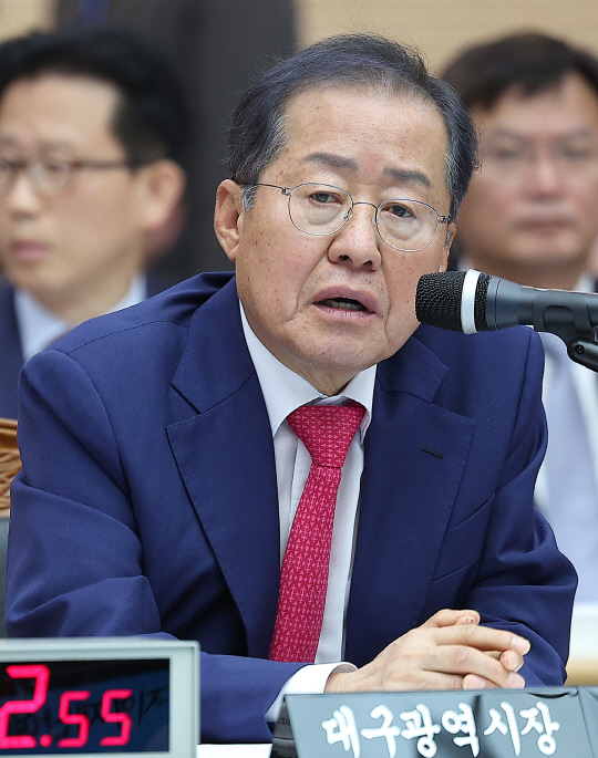 홍준표 대구시장이 23일 대구시청 산격청사에서 열린 국회 행정안전위원회의 대구시에 대한 국정감사에서 질의에 답변하고 있다.<연합뉴스>